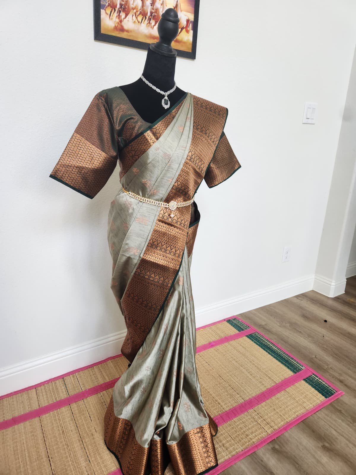 Gorgeous Emerald green & Copper Handloom Silk Saree Comes with a beautifully stitched matching blouse
