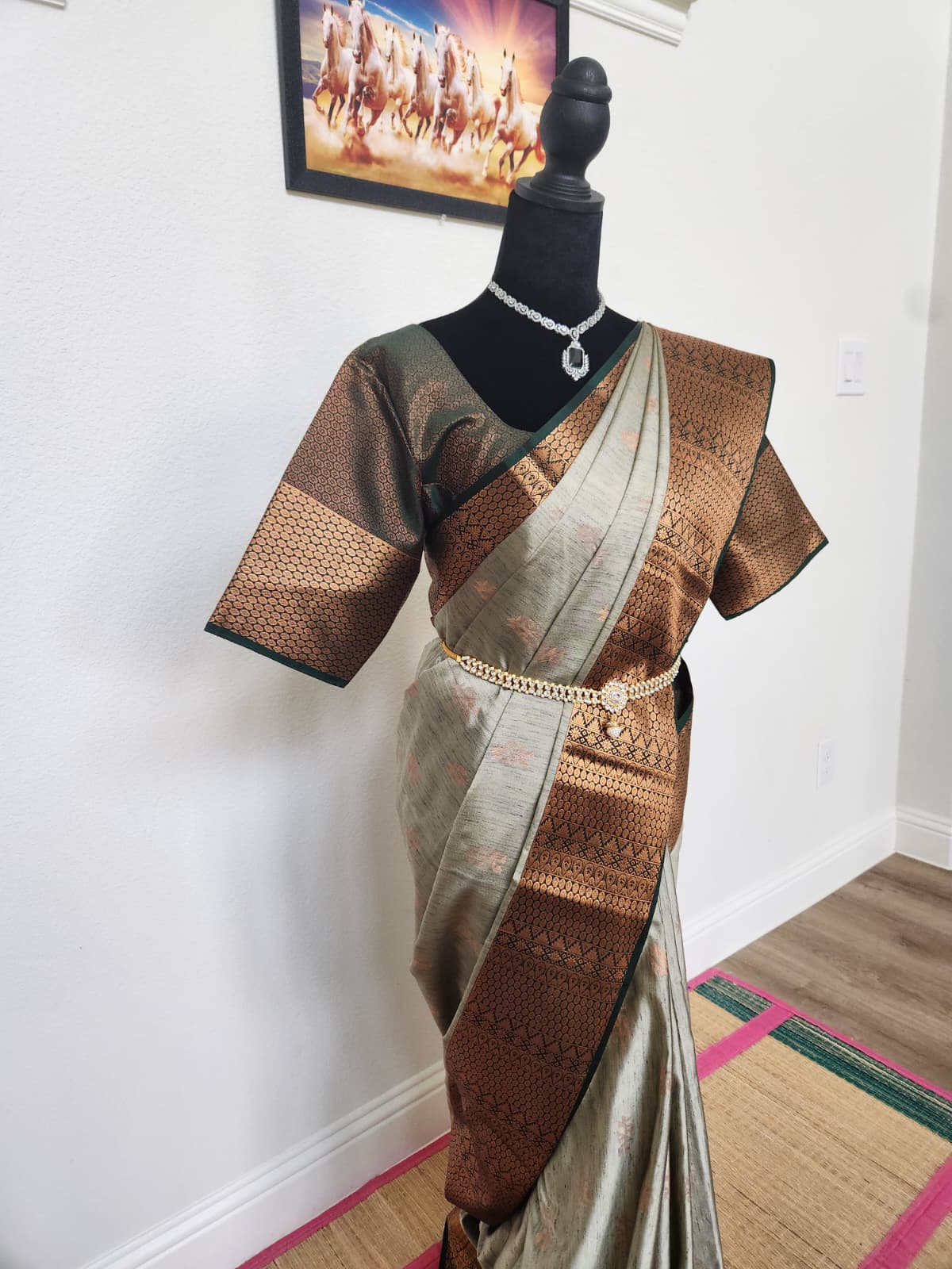 Gorgeous Emerald green & Copper Handloom Silk Saree Comes with a beautifully stitched matching blouse