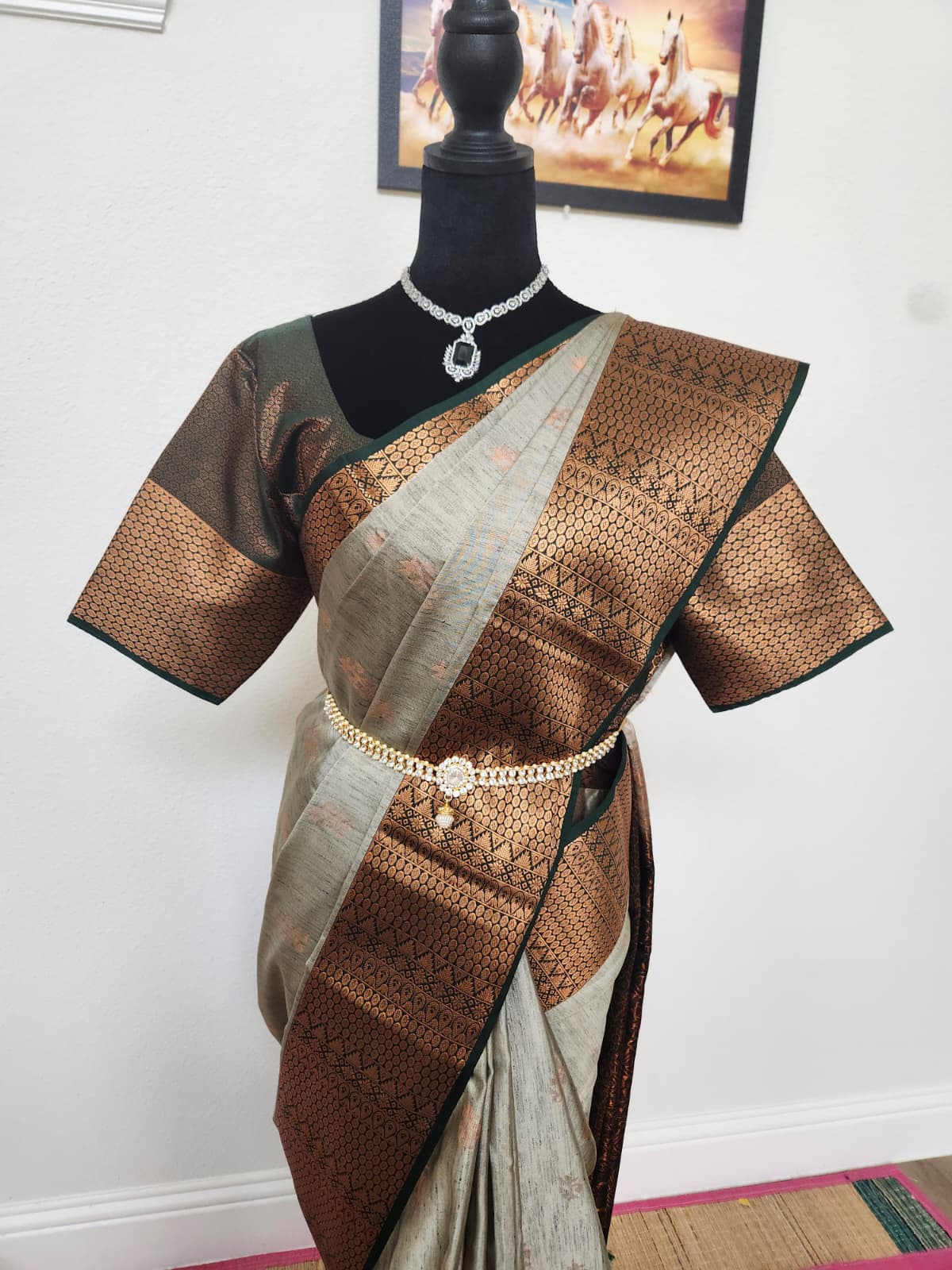 Gorgeous Emerald green & Copper Handloom Silk Saree Comes with a beautifully stitched matching blouse